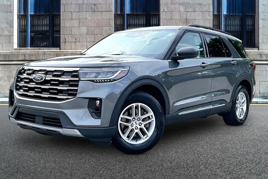 Certified 2025 Ford Explorer Active w/ Active Comfort Package RWD image 2