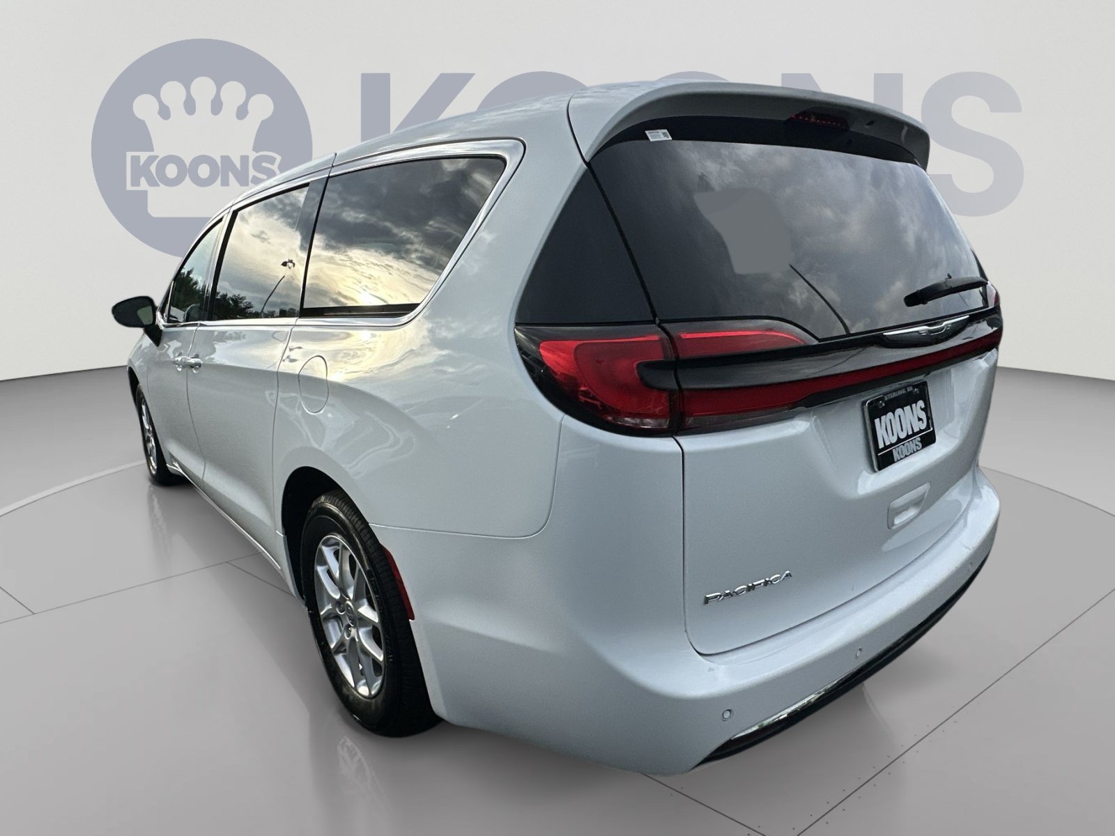 Used 2024 Chrysler Pacifica Touring-L FWD image 8