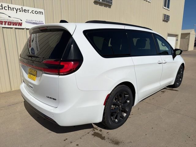 Used 2025 Chrysler Pacifica Limited FWD image 7
