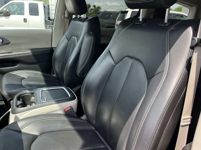Used 2023 Chrysler Pacifica Touring-L FWD image 29