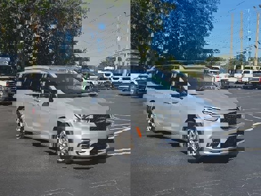 Used 2024 Chrysler Pacifica Touring-L image 14