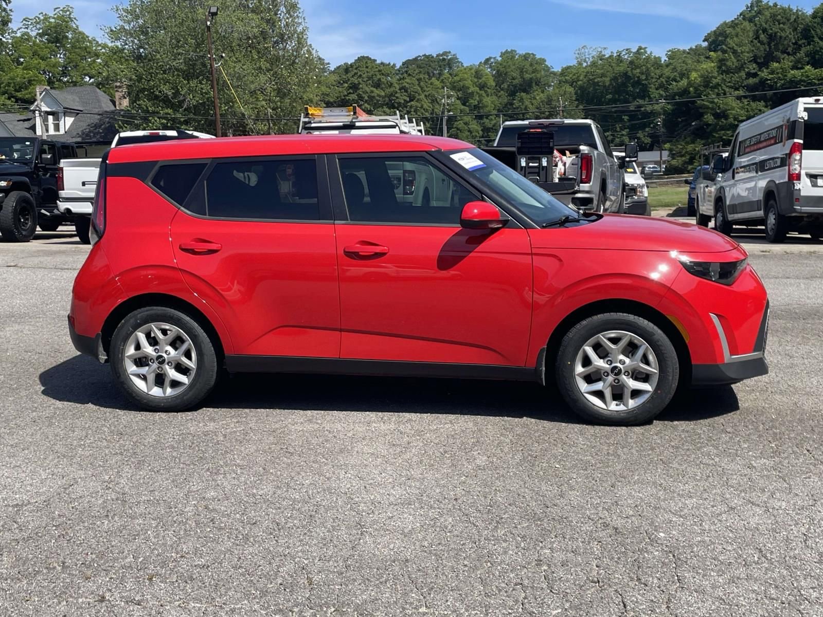 Used 2024 Kia Soul LX w/ Option Group 015 FWD image 2