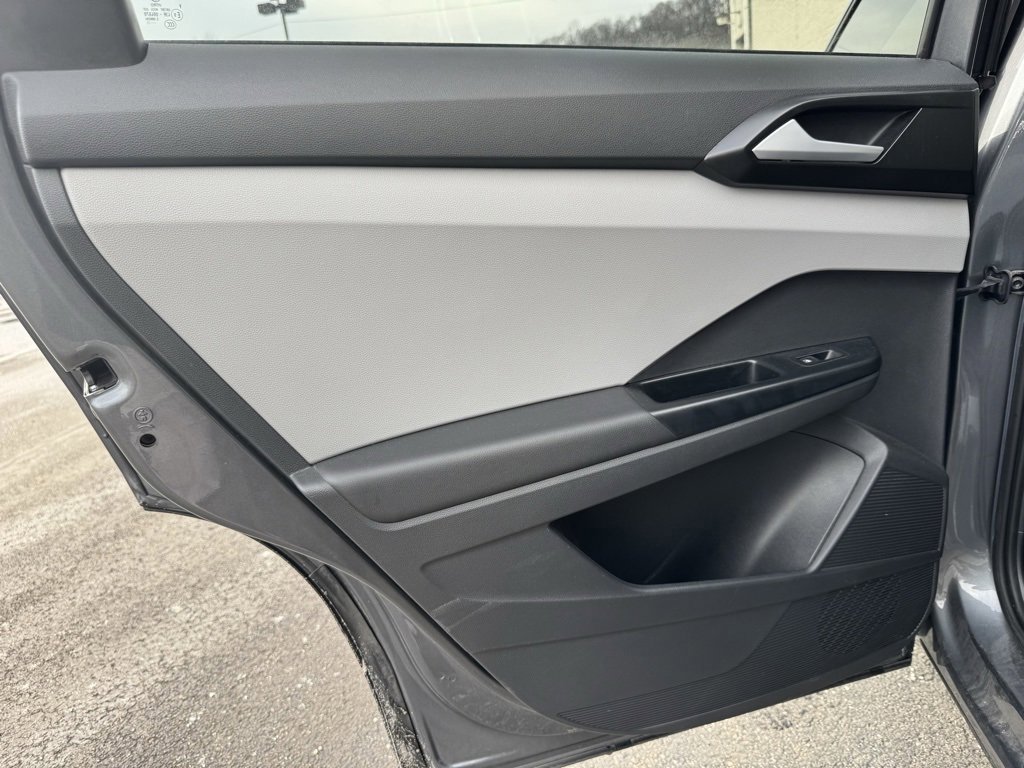 Used 2022 Volkswagen Taos SE w/ Panoramic Sunroof Package image 11