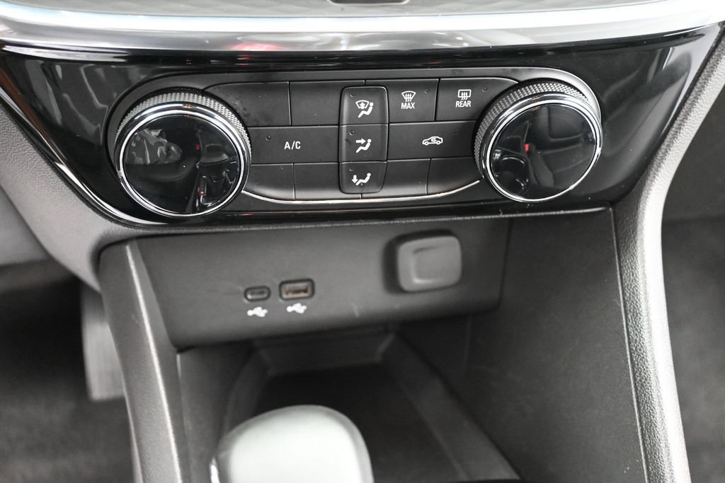 Used 2024 Buick Encore GX Sport Touring AWD/4WD image 11