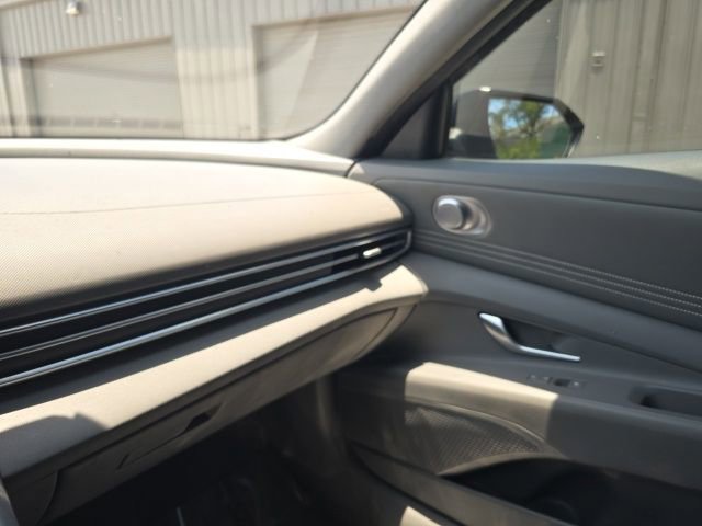 Used 2021 Hyundai Elantra SEL w/ Convenience Package FWD image 12