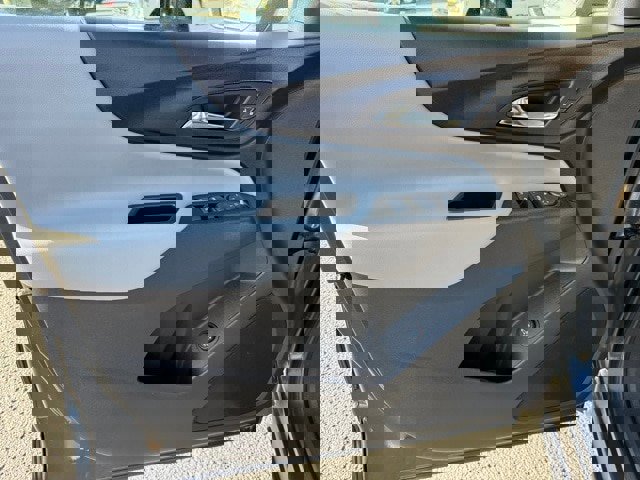 Used 2023 Chevrolet Equinox LT w/ Driver Convenience Package image 8