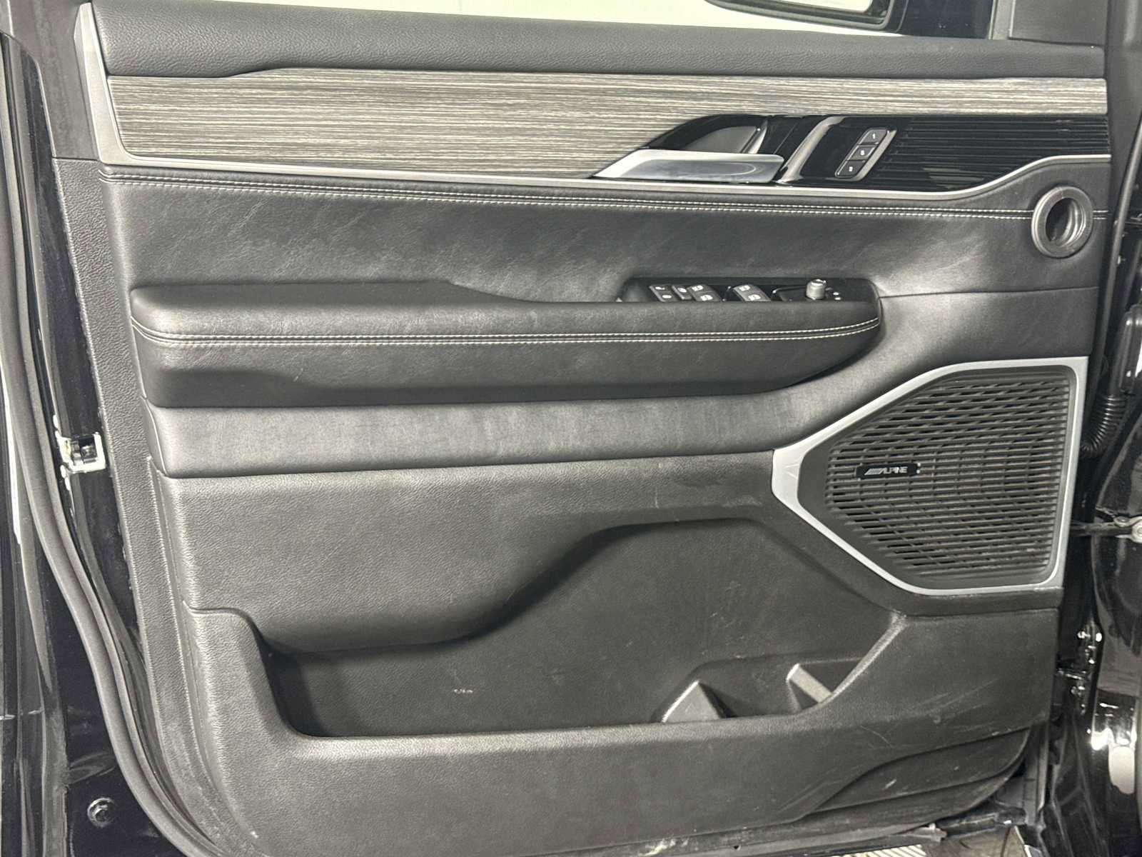 Used 2024 Jeep Wagoneer L Series II w/ Flexible Seating Group image 9