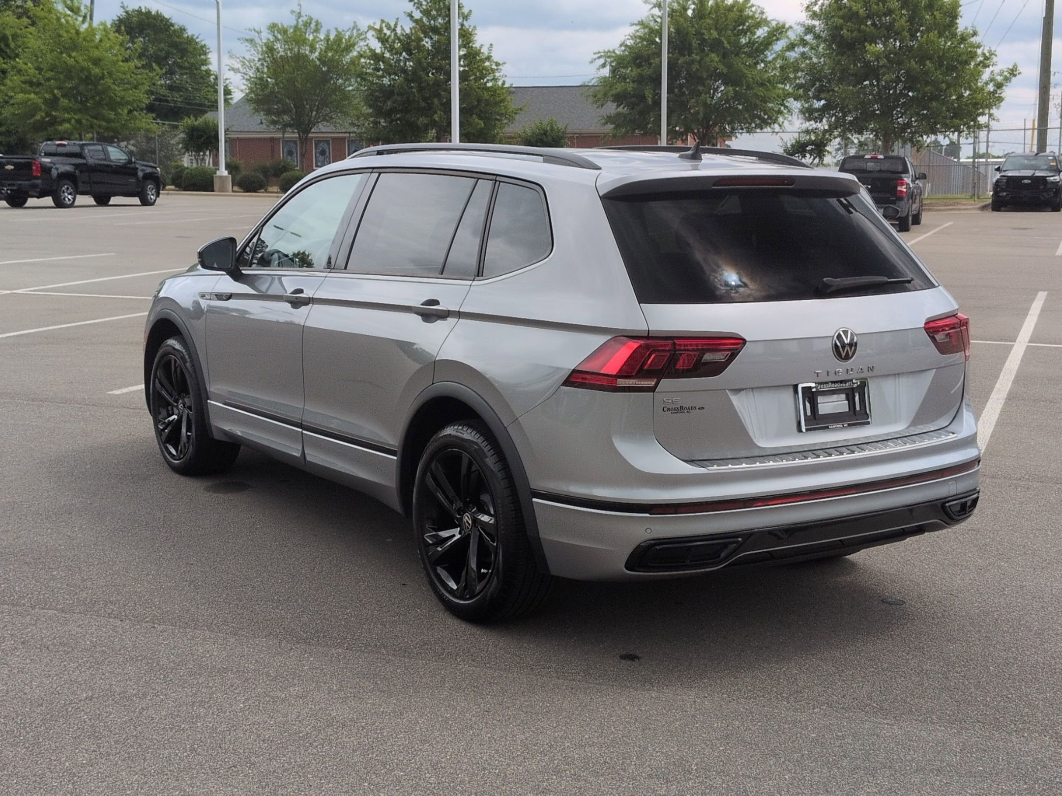 Used 2023 Volkswagen Tiguan SE R-Line FWD image 6