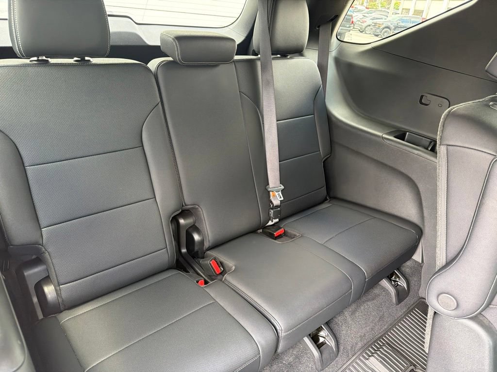 Used 2025 Chevrolet Traverse LT w/ Driver Confidence Package FWD image 32
