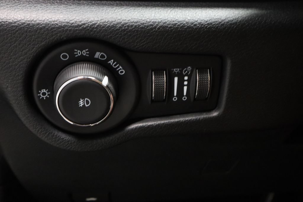 Used 2025 Chrysler Pacifica Limited FWD image 27