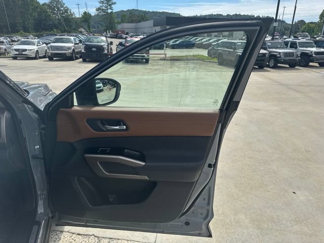 Used 2025 Nissan Pathfinder Platinum FWD image 23