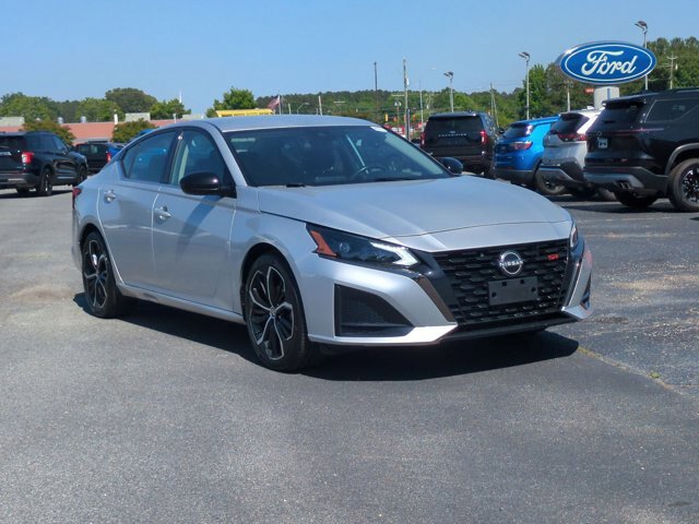 Used 2024 Nissan Altima 2.5 SR FWD image 2
