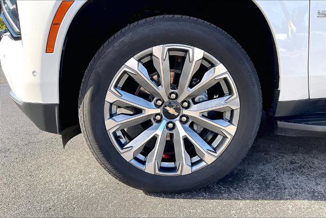 Used 2025 Chevrolet Suburban High Country RWD image 9