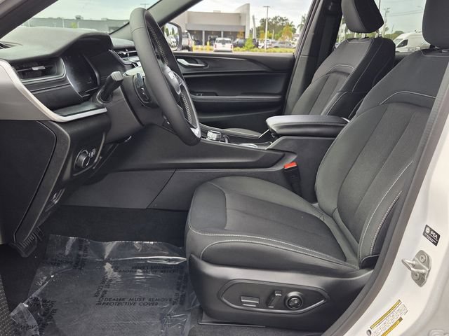 Used 2025 Jeep Grand Cherokee Laredo w/ MOPAR Finishing Package RWD image 12