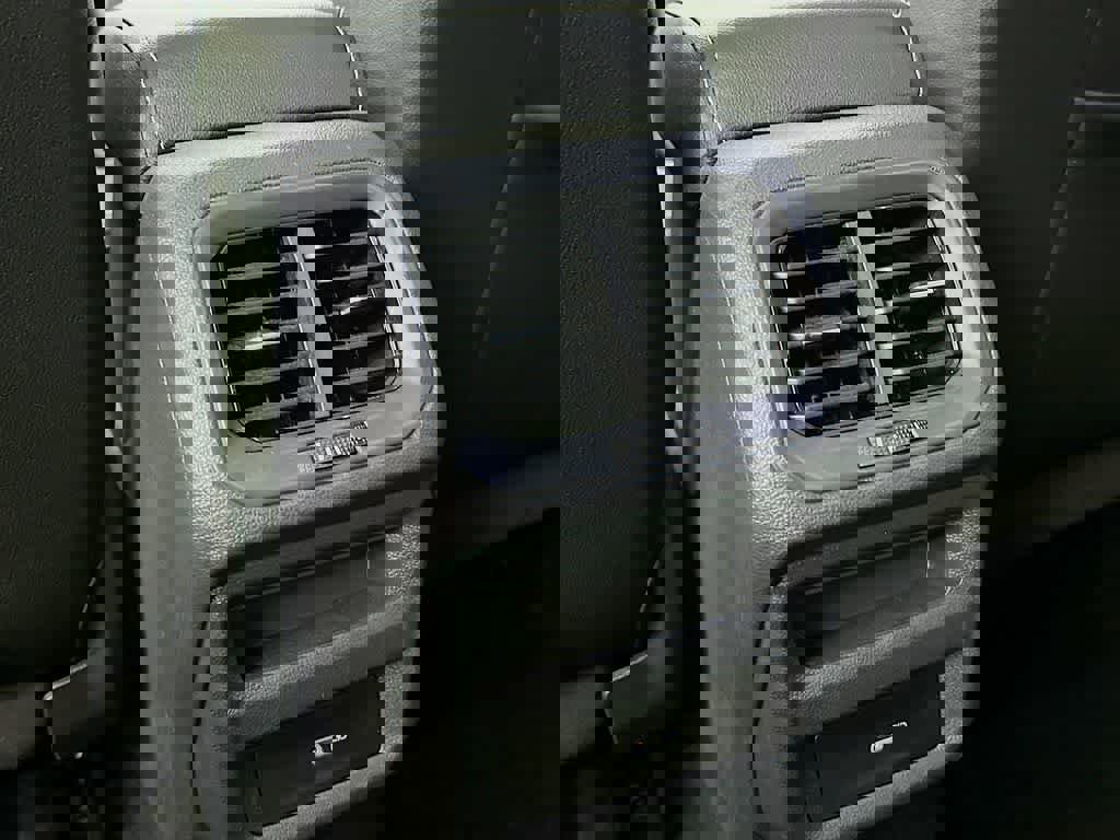 Used 2023 Volkswagen Taos SE w/ Panoramic Sunroof Package image 16