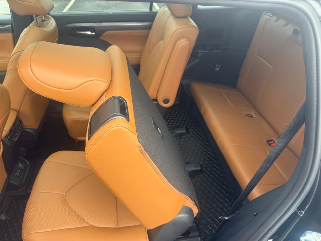 Used 2025 Toyota Highlander Platinum AWD/4WD image 33