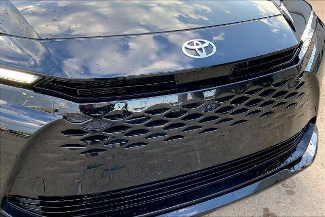 Used 2025 Toyota Crown Signia w/ Advanced Technology Package image 30