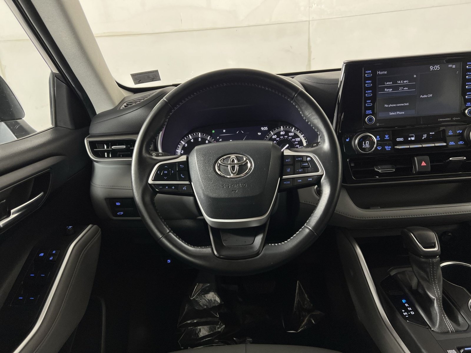 Used 2022 Toyota Highlander XLE AWD/4WD image 16