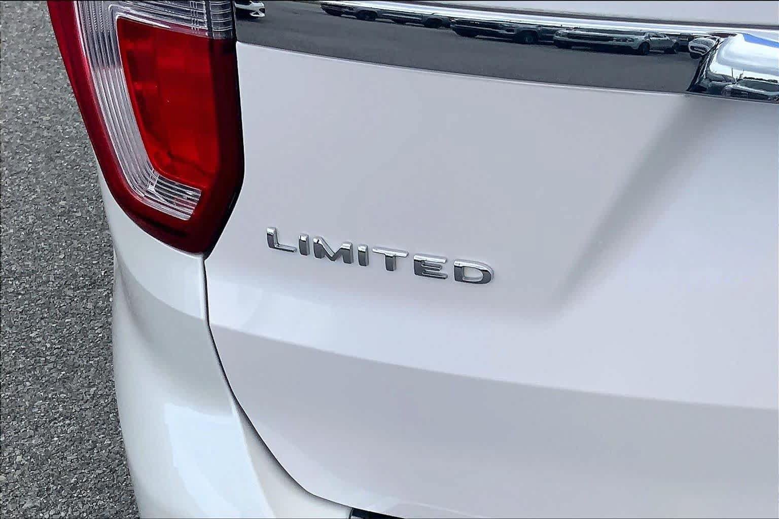 Certified 2018 Ford Explorer Limited w/ Equipment Group 301A FWD image 10