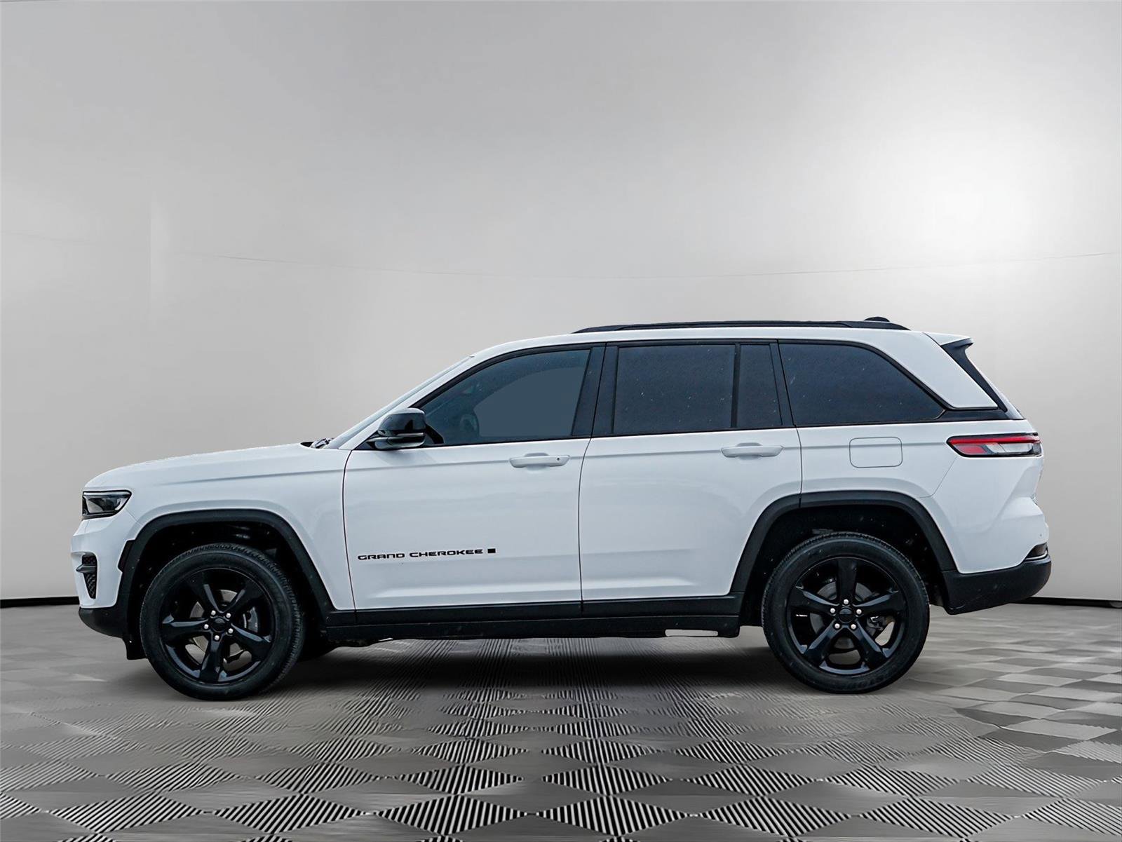 Used 2024 Jeep Grand Cherokee Altitude AWD/4WD image 6