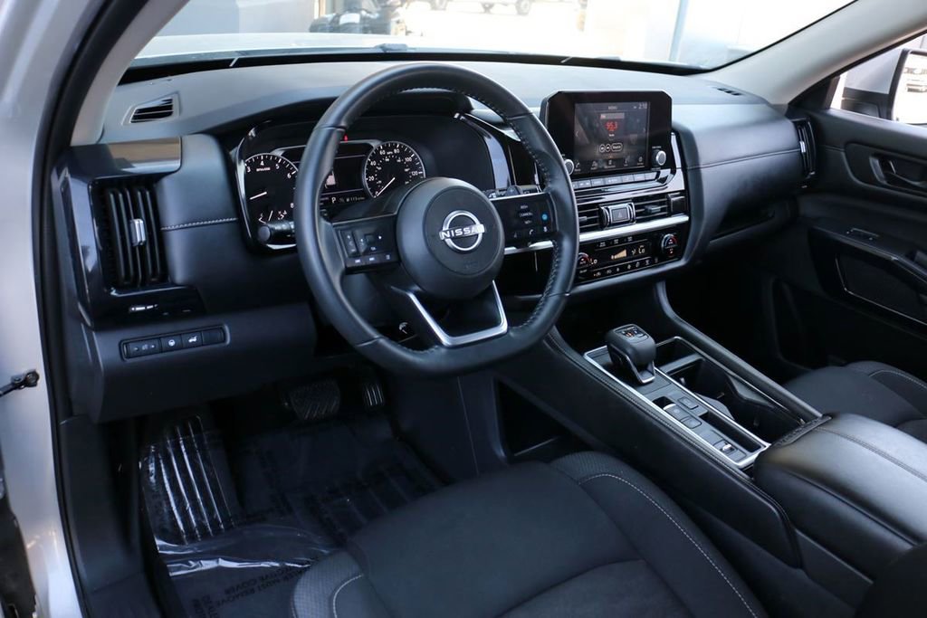 Used 2025 Nissan Pathfinder SV image 17