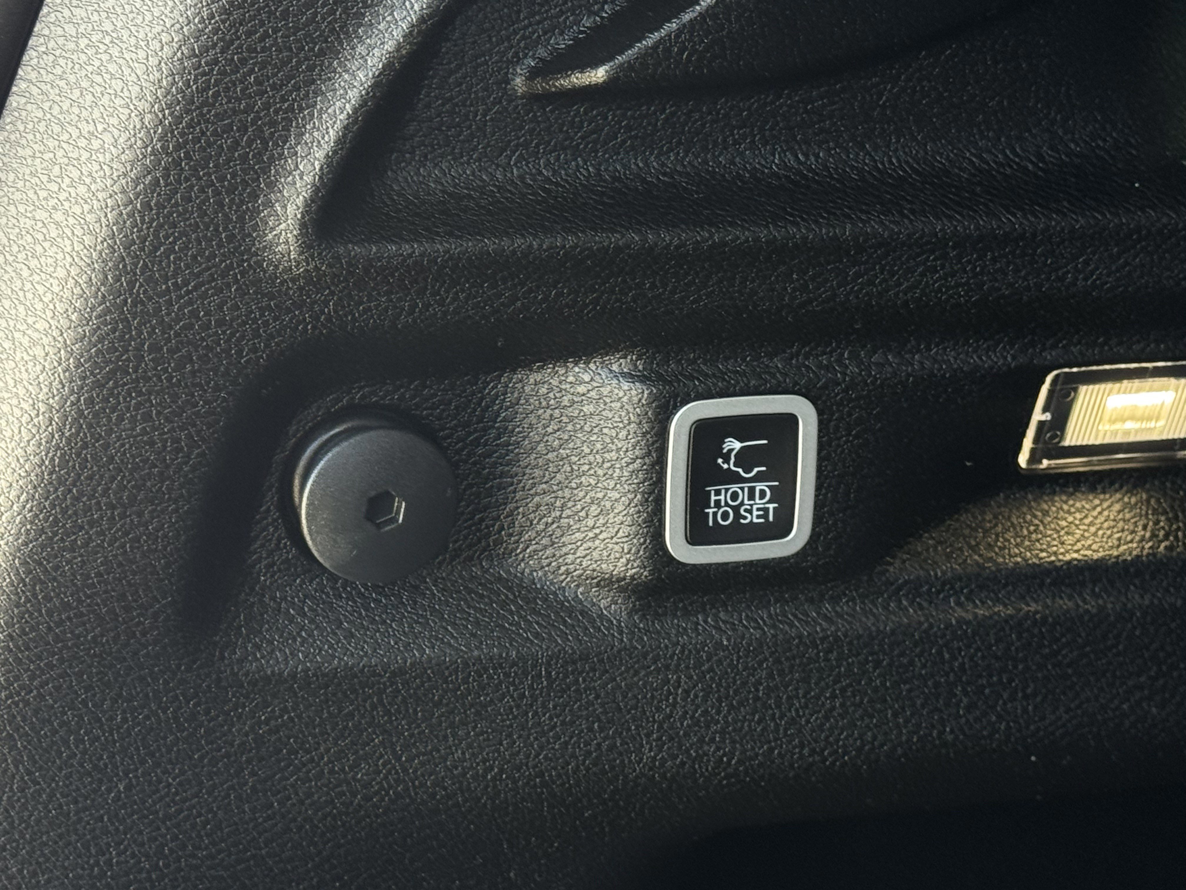 Used 2025 Jeep Grand Cherokee L Laredo image 13