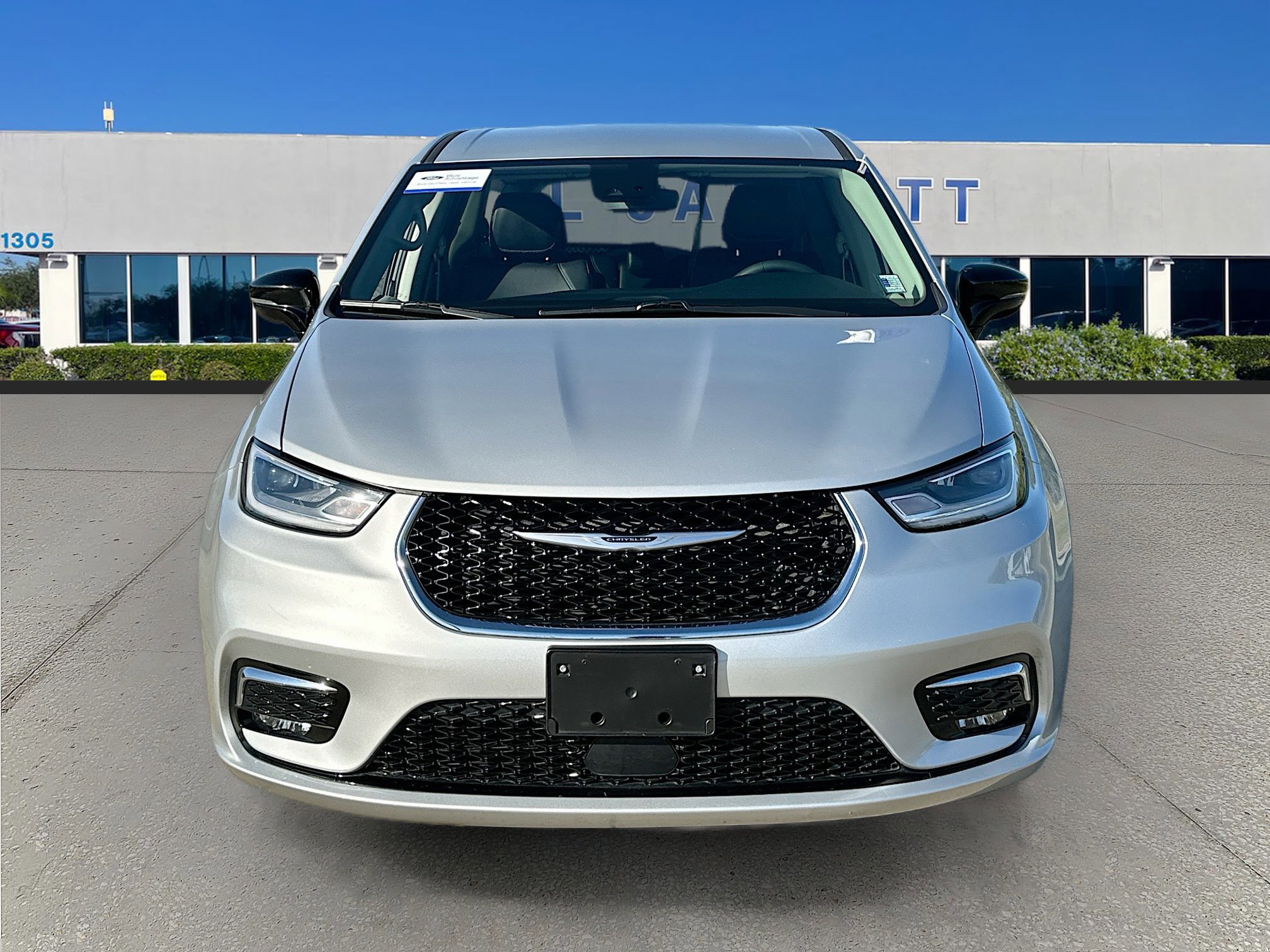 Used 2024 Chrysler Pacifica Touring-L image 8