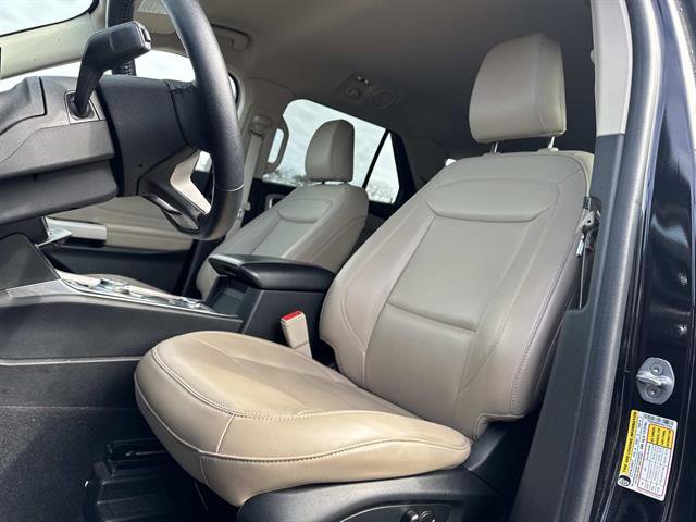Certified 2022 Ford Explorer XLT w/ Equipment Group 202A image 8