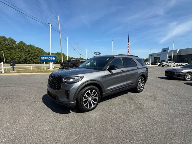 Certified 2025 Ford Explorer ST-Line AWD/4WD image 3