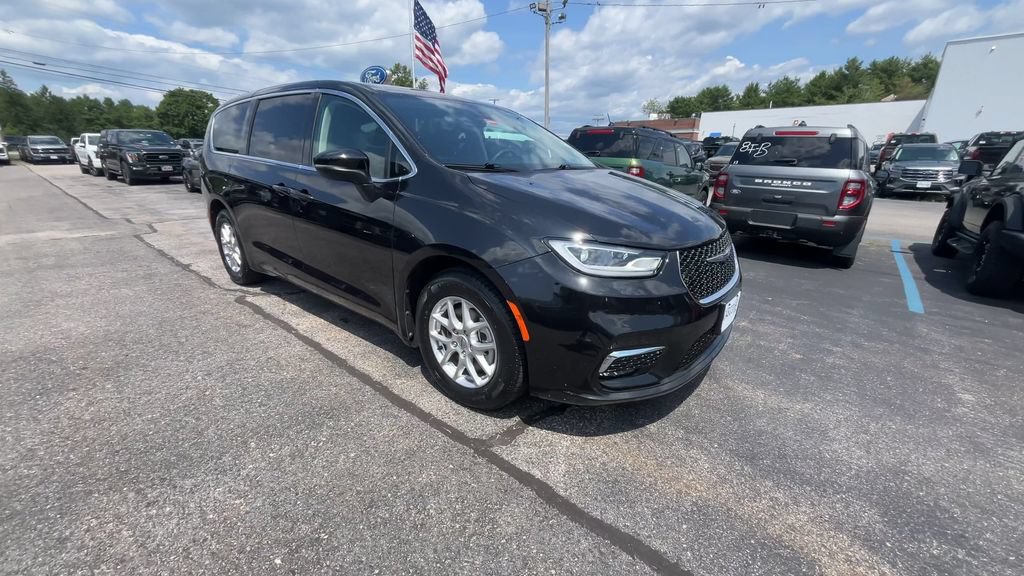 Used 2023 Chrysler Pacifica Touring-L FWD image 12