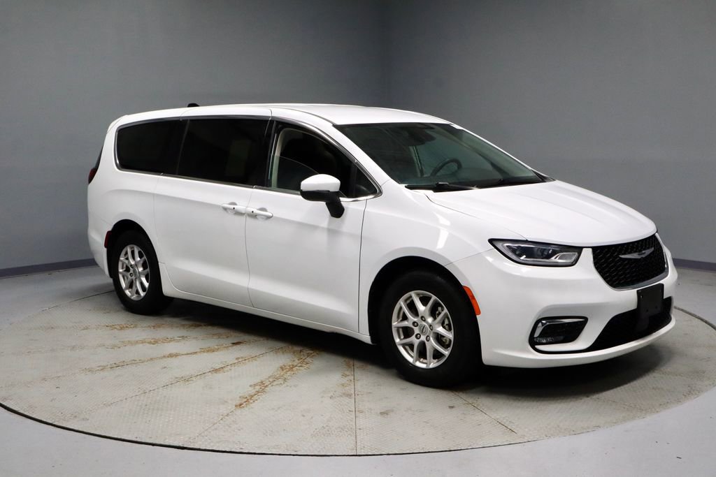 Used 2023 Chrysler Pacifica Touring-L image 7