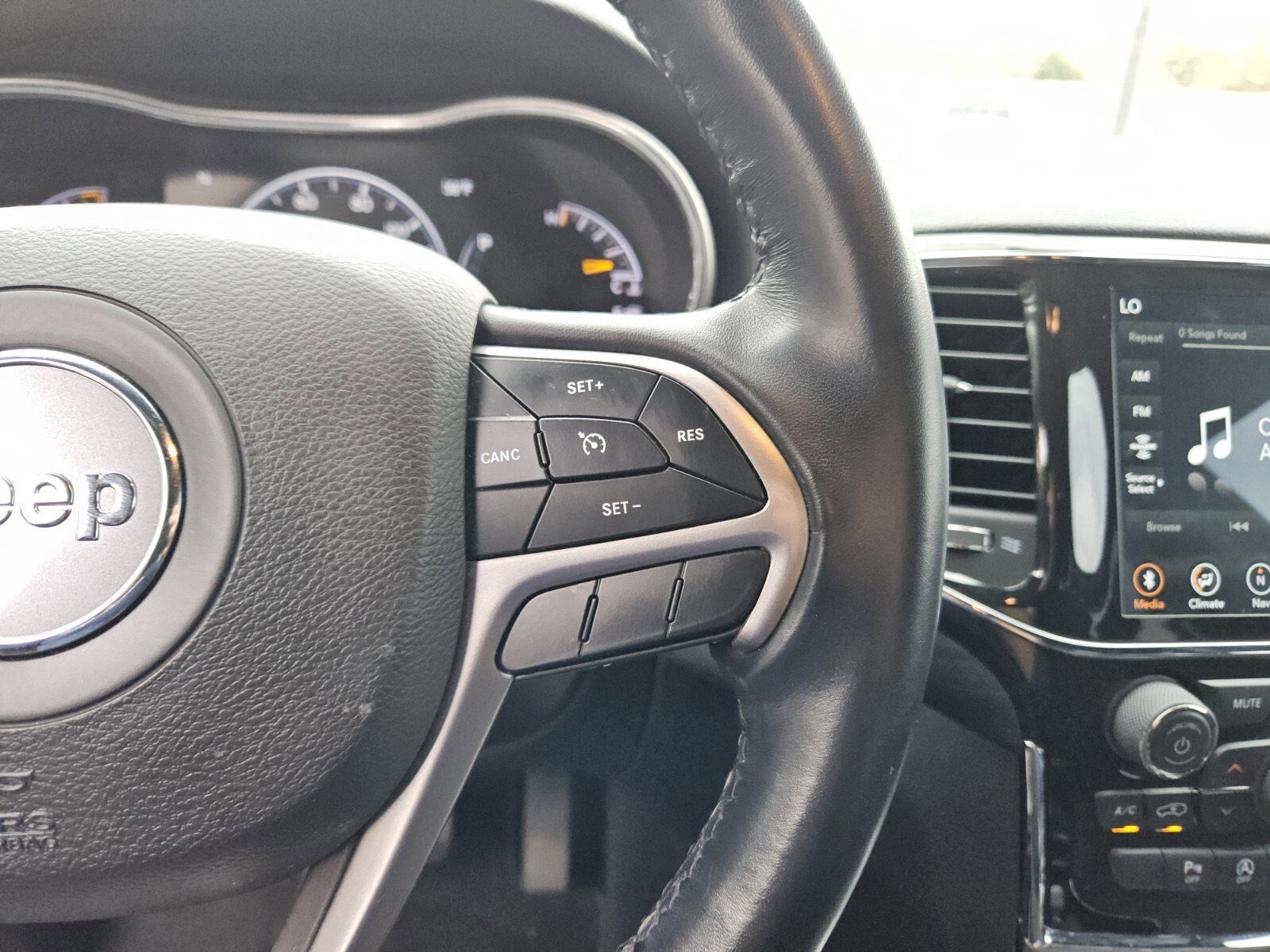 Used 2022 Jeep Grand Cherokee Laredo E image 29