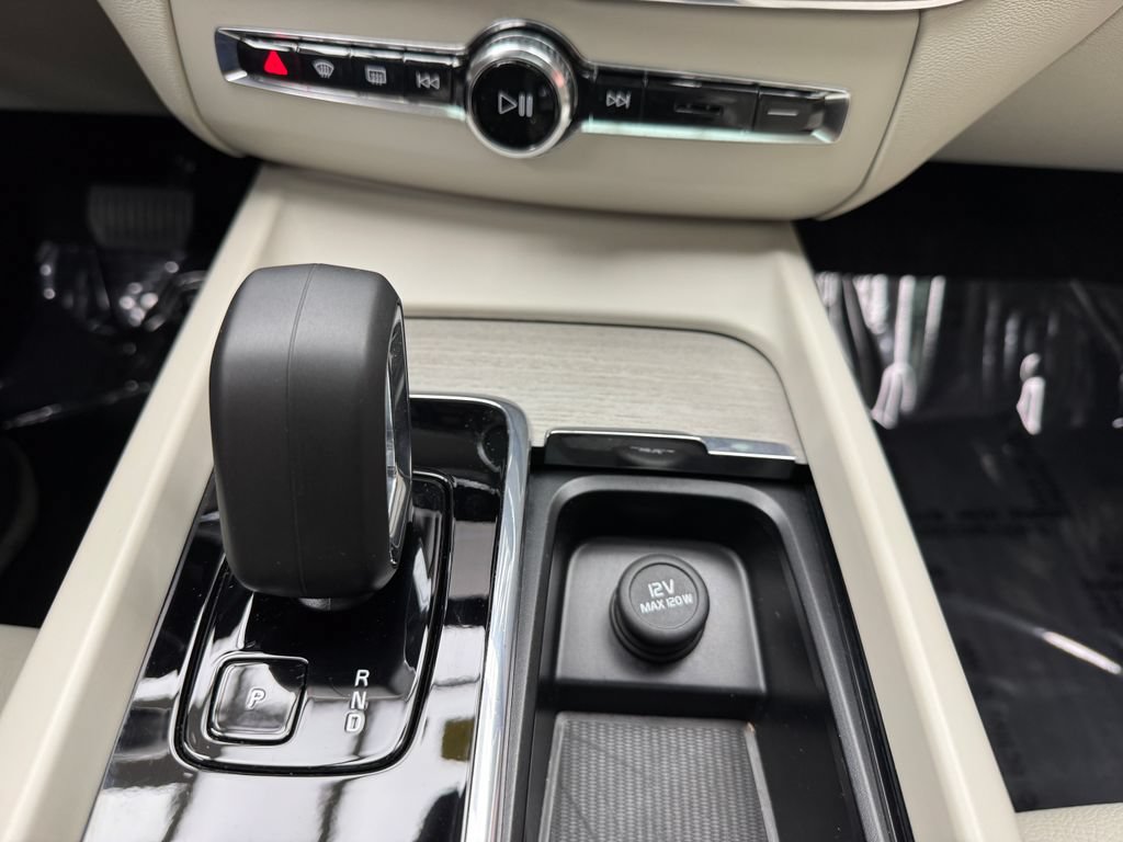 Used 2024 Volvo XC60 B5 Plus w/ Protection Package Premier AWD/4WD image 19