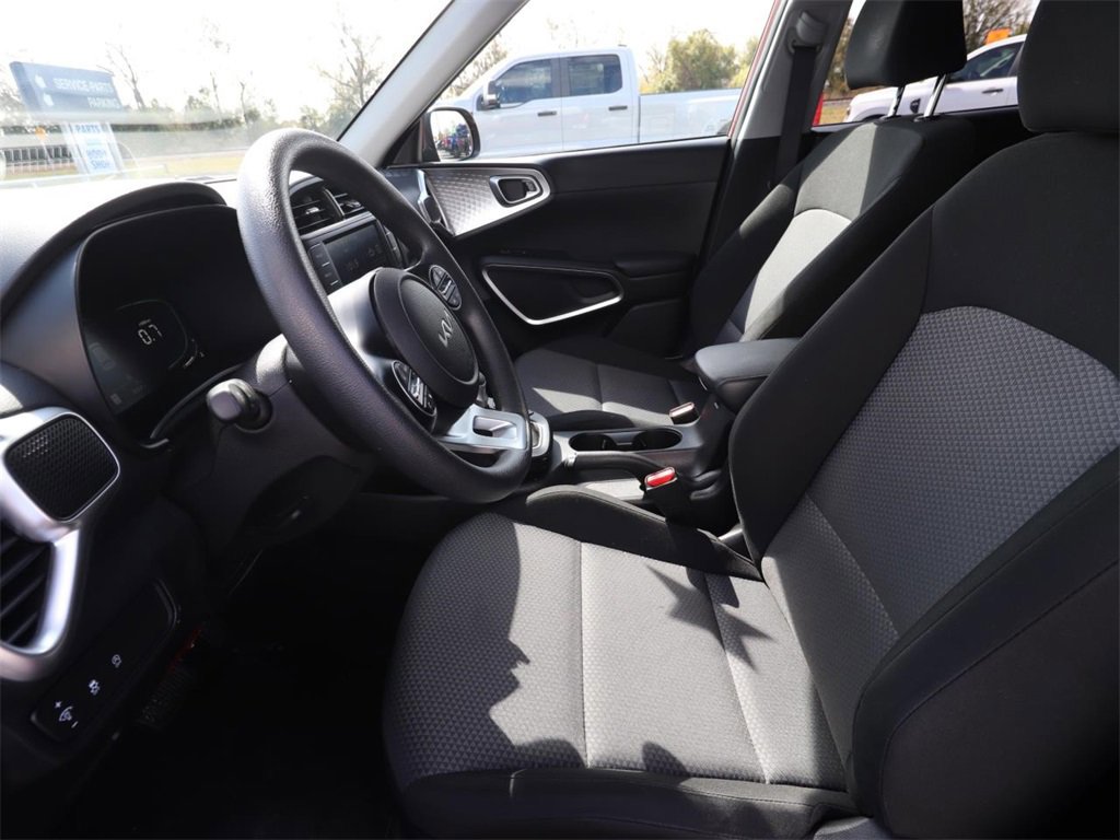 Used 2025 Kia Soul LX w/ LX Technology Package image 8