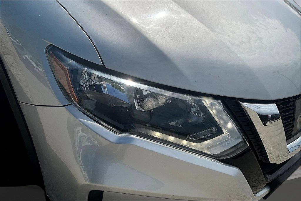 Used 2017 Nissan Rogue SV AWD/4WD image 13