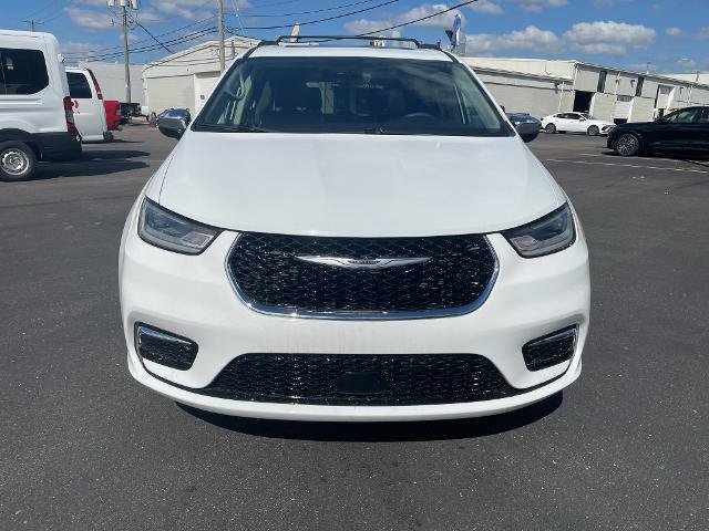 Used 2023 Chrysler Pacifica Limited AWD/4WD image 2