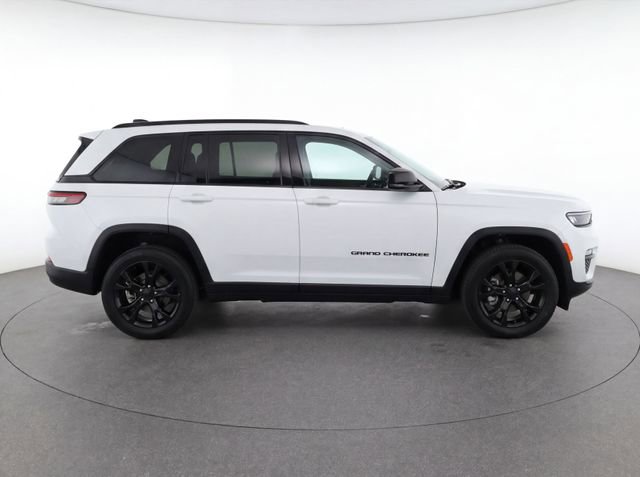 Used 2022 Jeep Grand Cherokee Summit AWD/4WD image 8