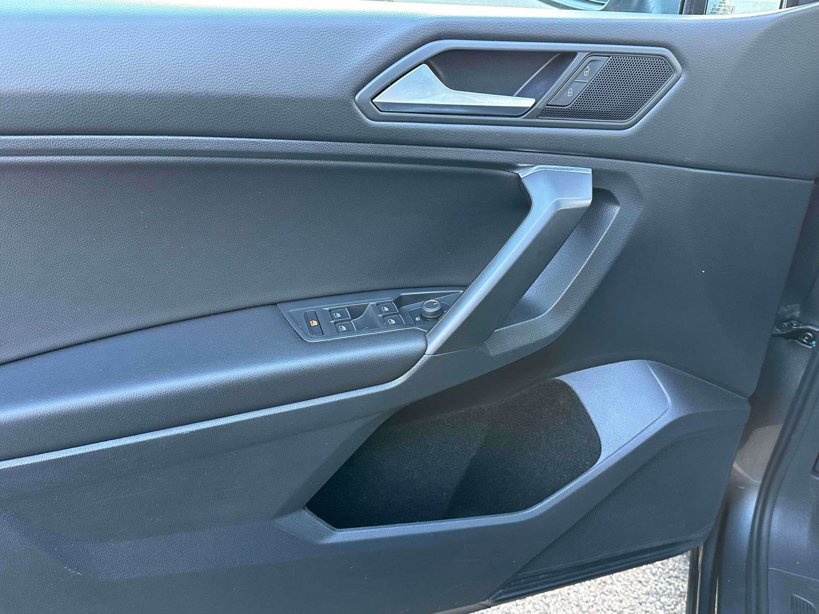 Used 2021 Volkswagen Tiguan SE w/ Panoramic Sunroof Package image 20