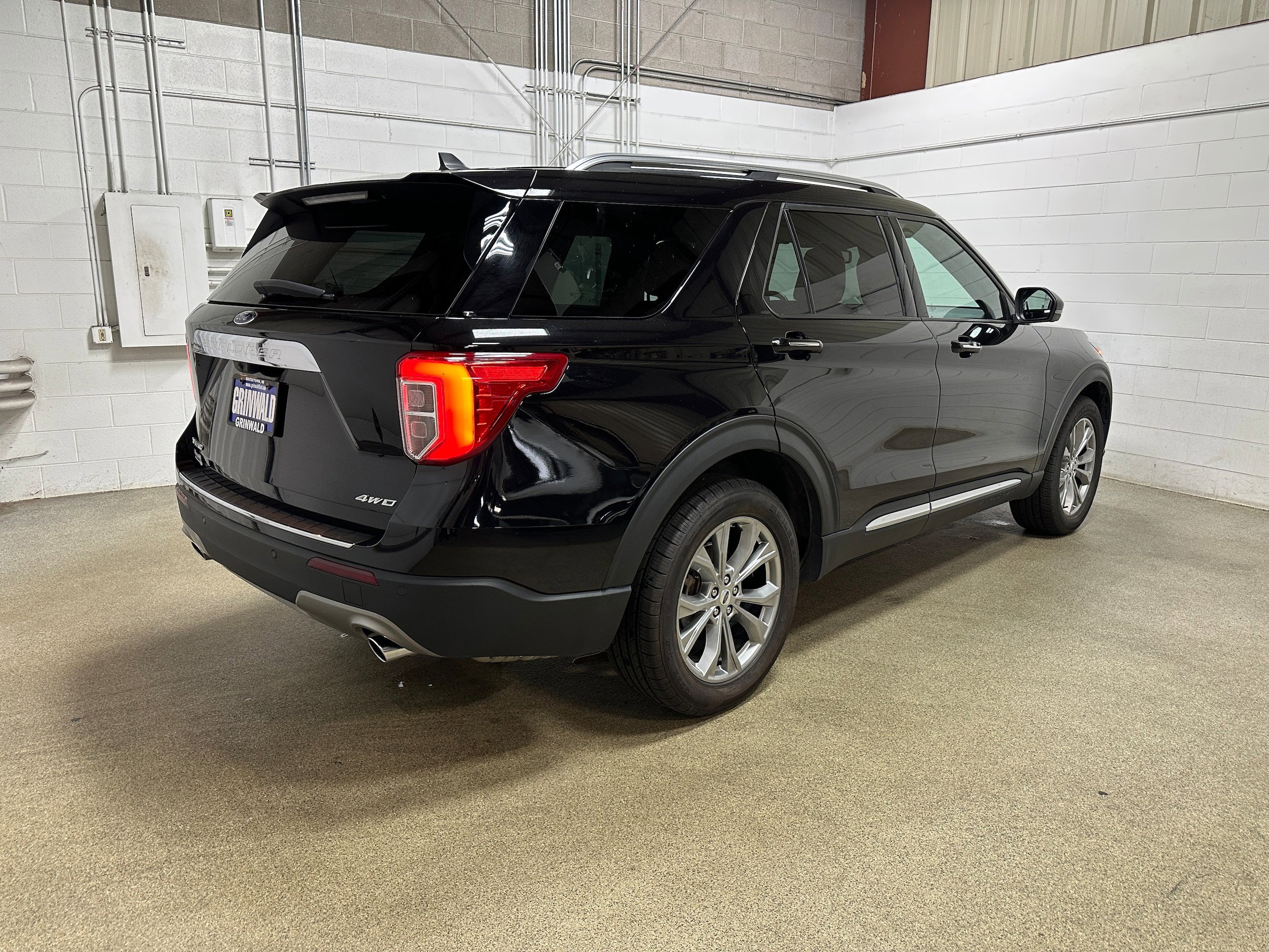 Certified 2023 Ford Explorer Limited w/ Equipment Group 301A AWD/4WD image 8