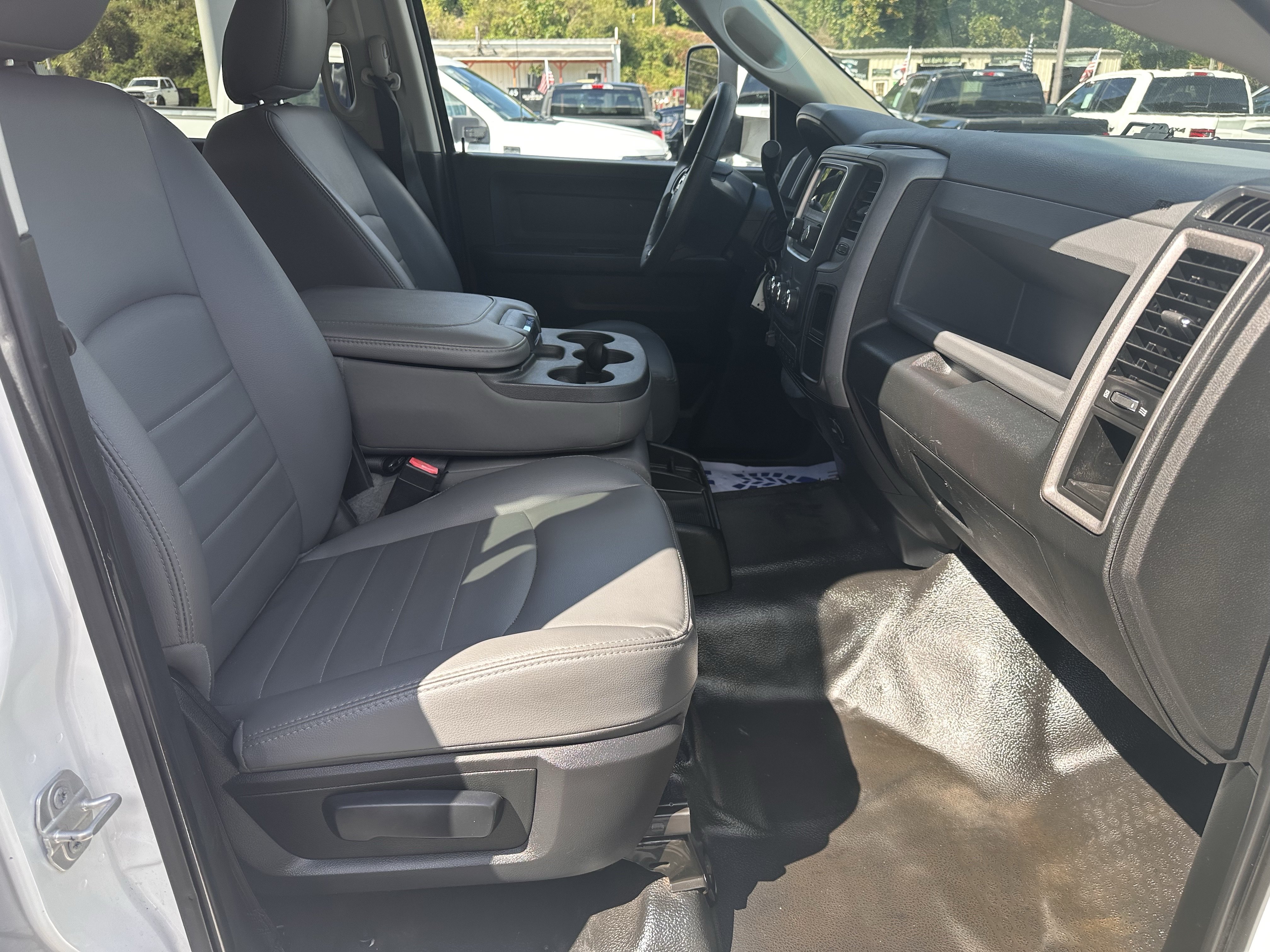 Used 2018 RAM 3500 Tradesman w/ Chrome Appearance Group RWD image 14