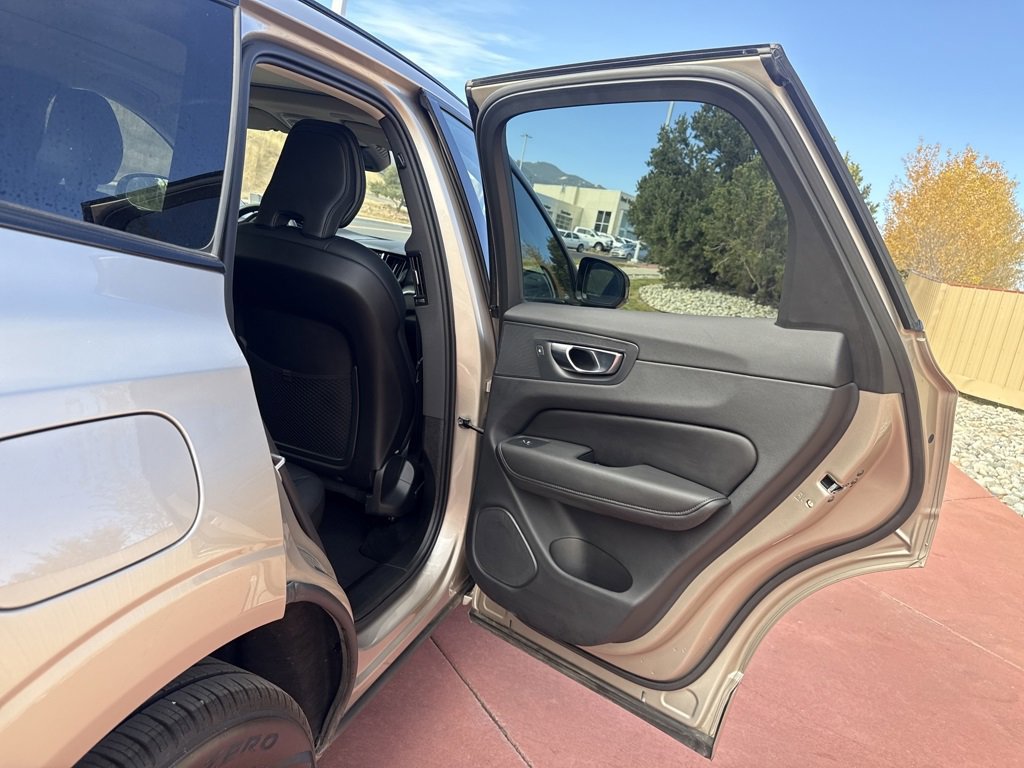 Used 2025 Volvo XC60 B5 Core image 21