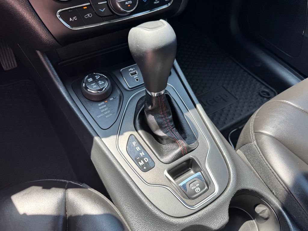 Used 2020 Jeep Cherokee Trailhawk w/ Cold Weather Group AWD/4WD image 32