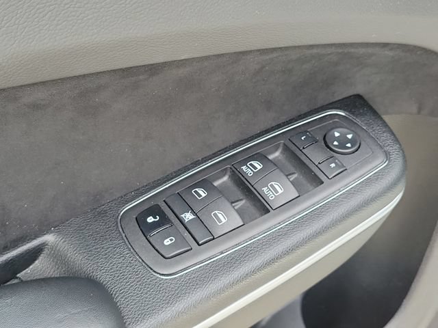 Used 2023 Chrysler 300 C RWD image 19