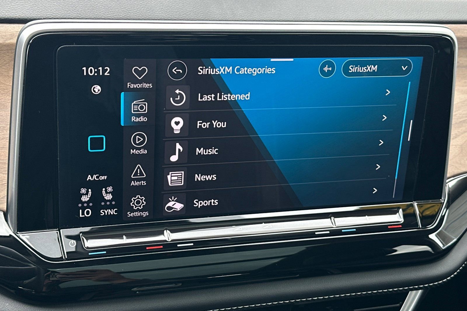 Used 2024 Volkswagen Atlas SE w/ Panoramic Sunroof Package FWD image 18