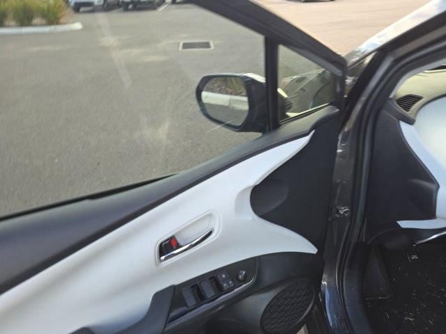 Used 2019 Toyota Prius L Eco image 9