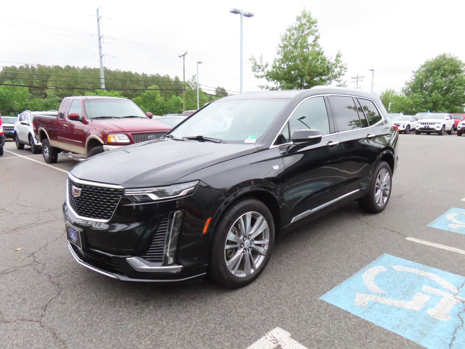 Used 2023 Cadillac XT6 Premium Luxury w/ Technology Package AWD/4WD image 3