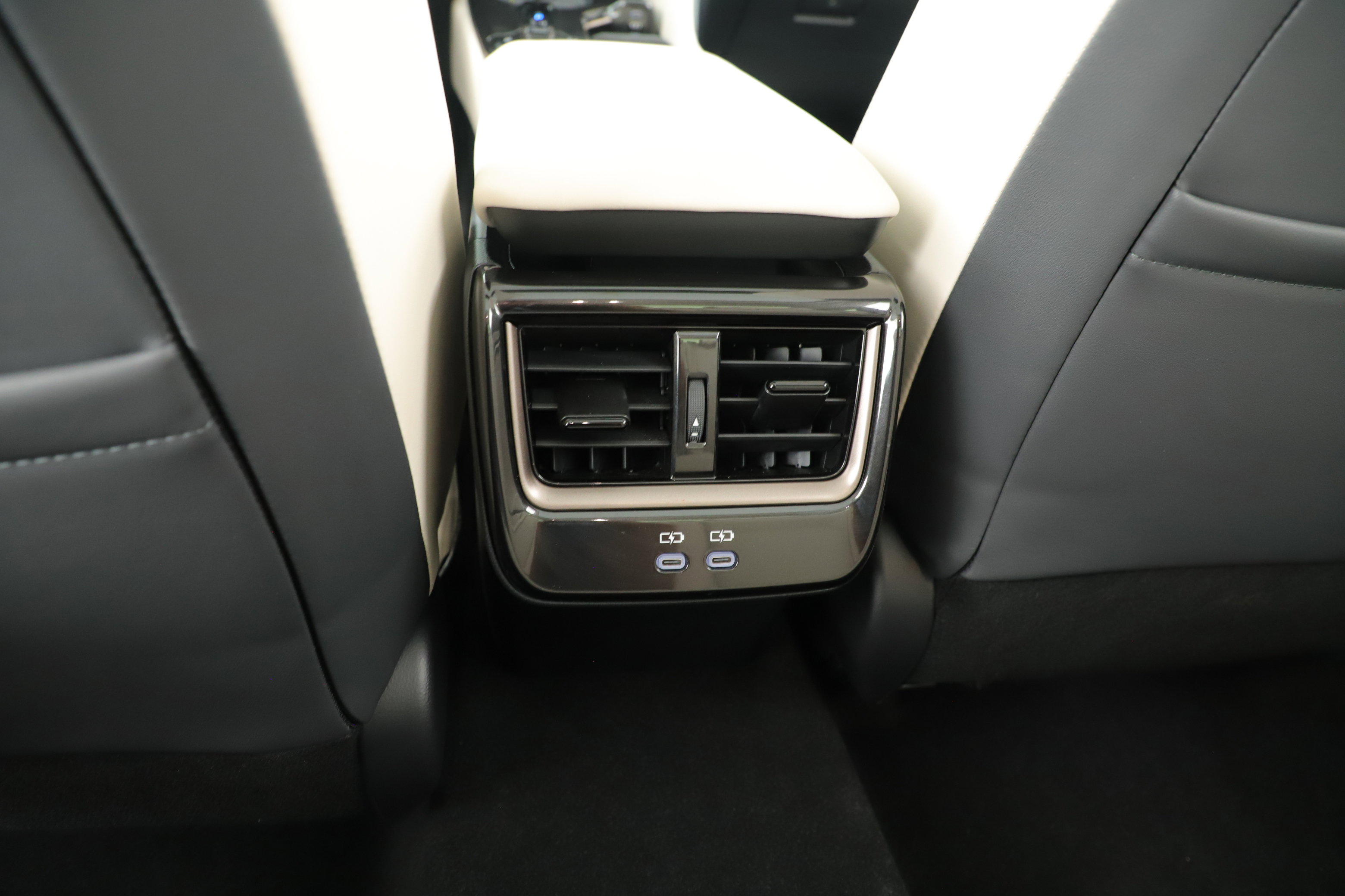 Used 2024 Toyota Crown Limited image 25