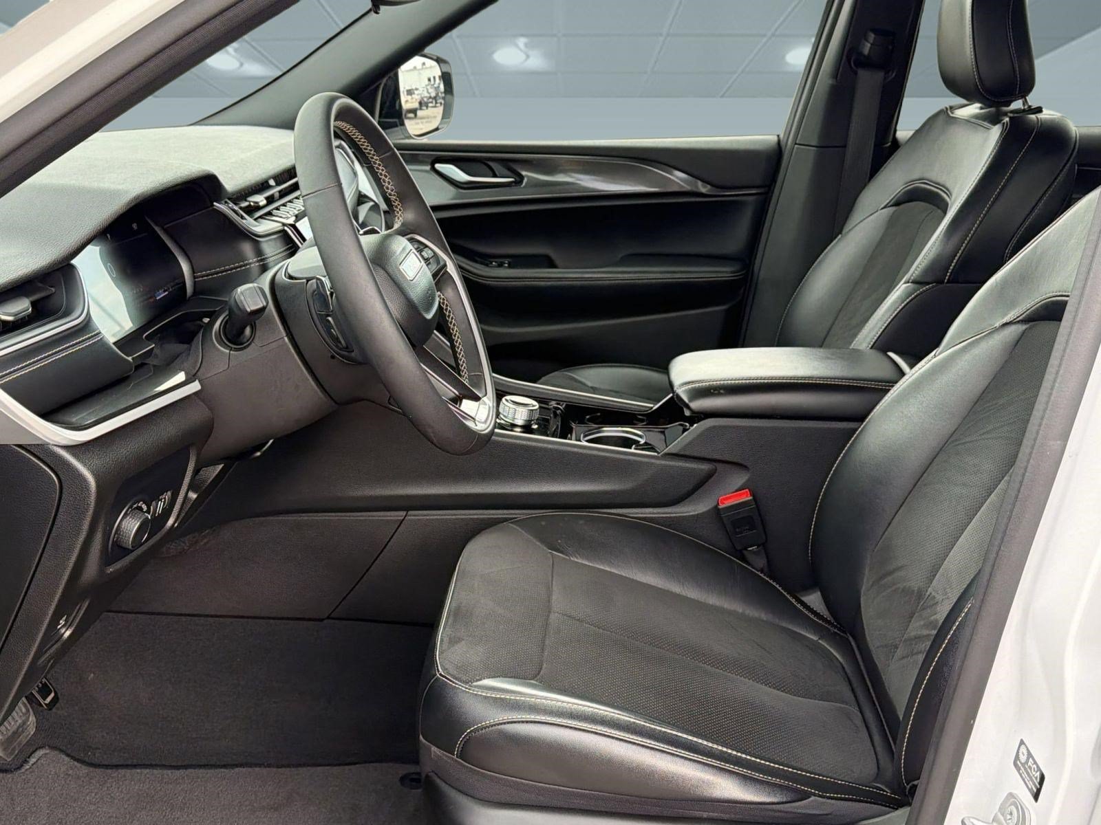 Used 2023 Jeep Grand Cherokee Altitude RWD image 5