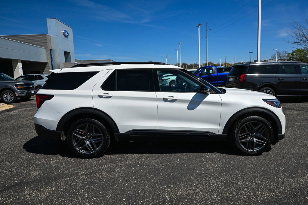 Certified 2025 Ford Explorer ST AWD/4WD image 3