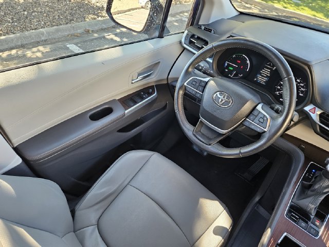 Used 2024 Toyota Sienna XLE AWD/4WD image 12